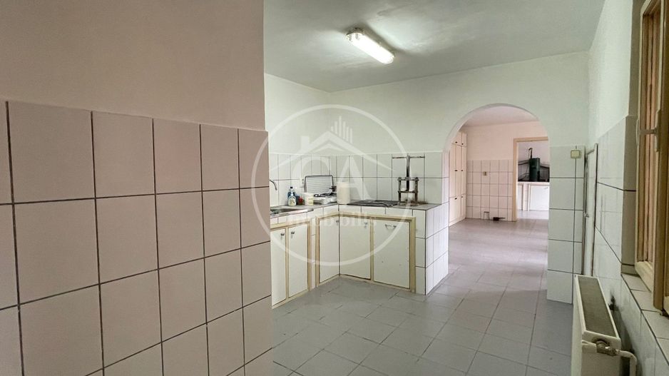 Casa de vânzare cu 8 camere de tip P+E+M in zona Rogerius, Oradea - Poză 4