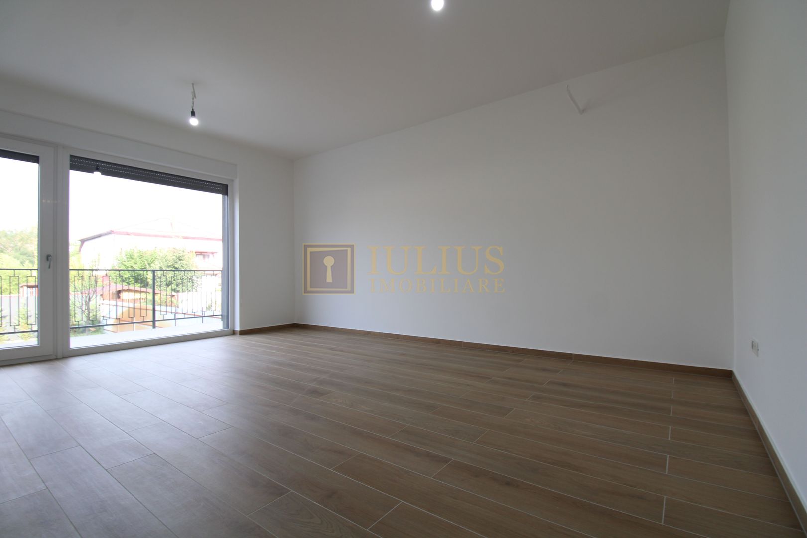 Casa zona Lunei, 5 camere + 3 bai, centrala proprie, rezidential sau birouri ! - Poză 11