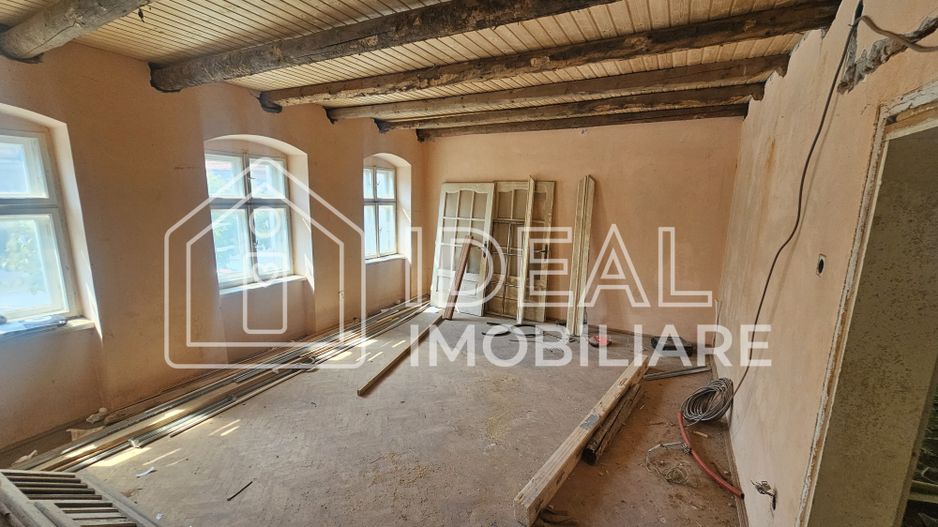 Casă veche, solidă, cu 4 camere, pivniță boltită și 4 băi – zonă centrală - Poză 12