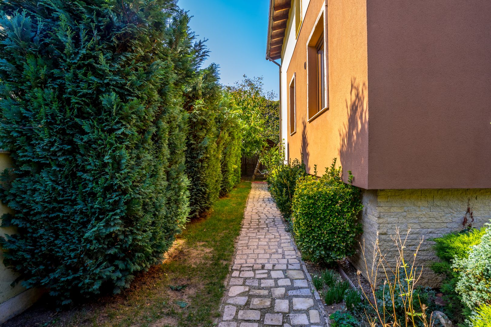 9 camere, 5 bai, spatiu hobby, gradina, garaj,locatie buna - Poză 28