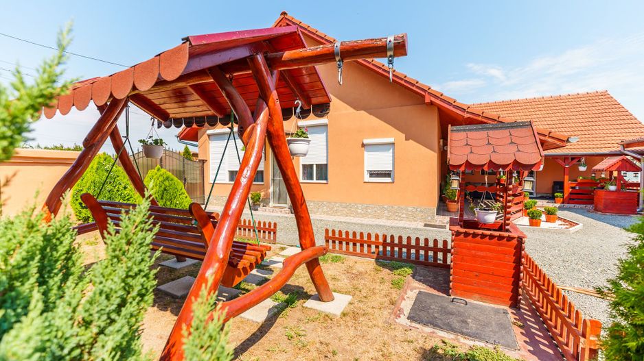 Casă spațioasă la sol în Macea - Poză 4