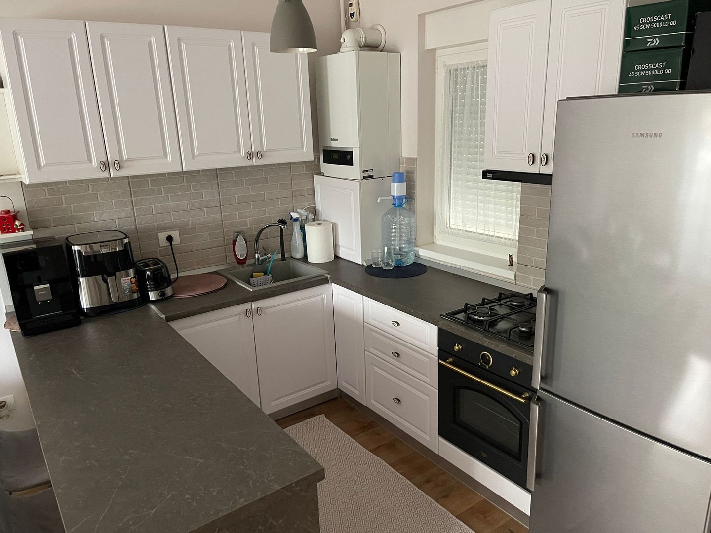 Apartament cu 2 camere si 2 locuri de parcare - Poză 1