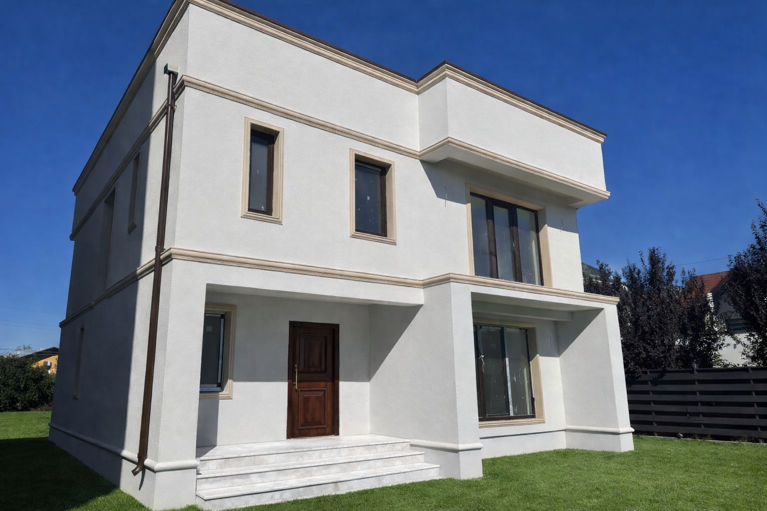 Vila Neoclasica zona CENTRALA Otopeni curte 500m2 - Poză 1