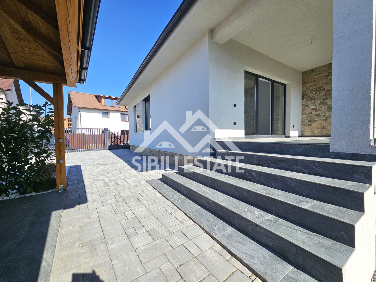 Casa Sibiu, intrare Selimbar, garaj, pivnita, curte mare - Poză 1