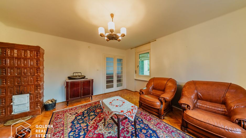 Vila superba, P+E,  Cuvin, 9 camere, 200 mp si teren 1300 mp plus anexa 3 camere - Poză 2