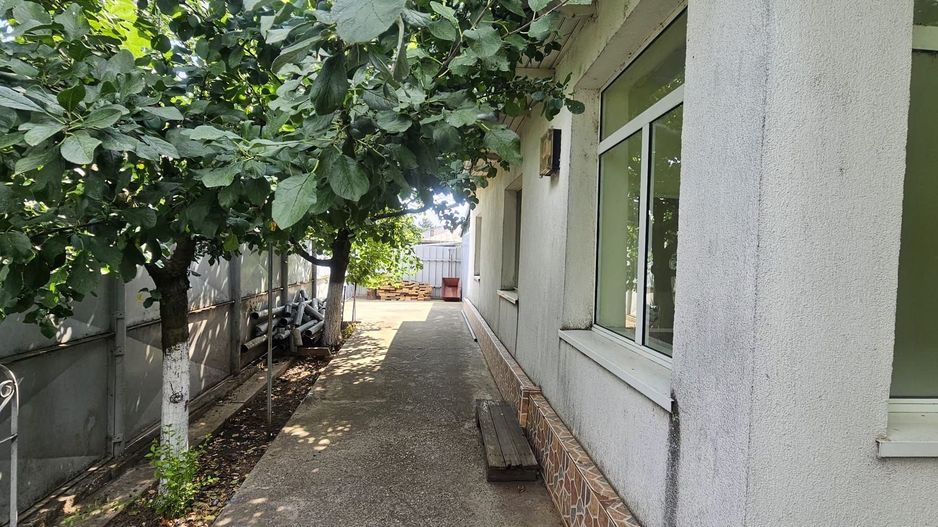Casa la sol cu teren 1055 mp si livada - Vanatori, Galati - Poză 2