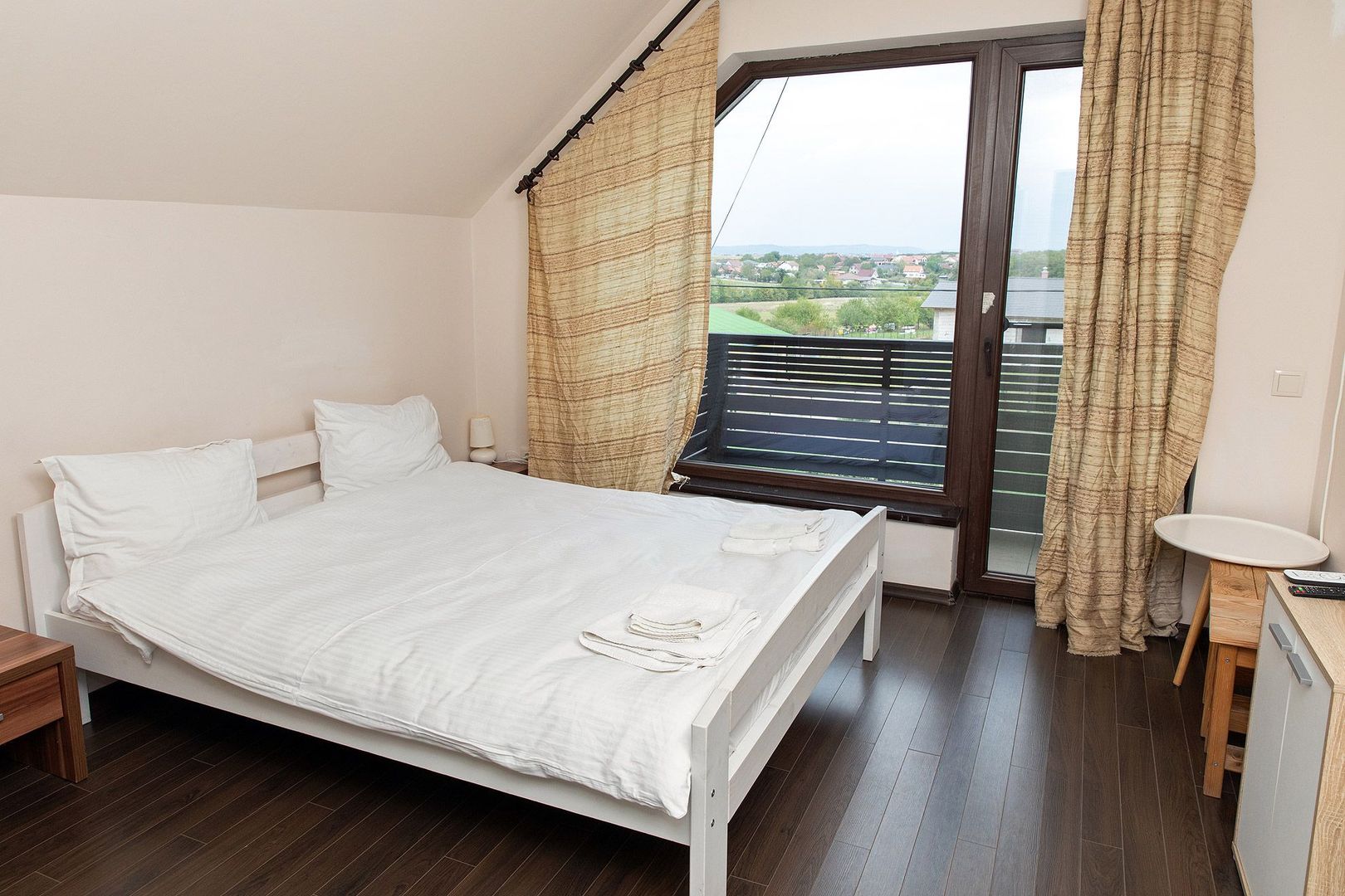 Vilă cu 5 dormitoare, 4 băi, 2 248mp teren, piscină. Preț: 229 000 Eur - Poză 38