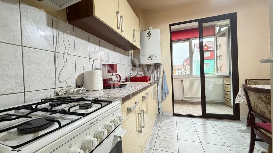 Apartament de inchiriat 3 camere etajul 4, cu lift,  Zona Vasile Aaron - Poză 3