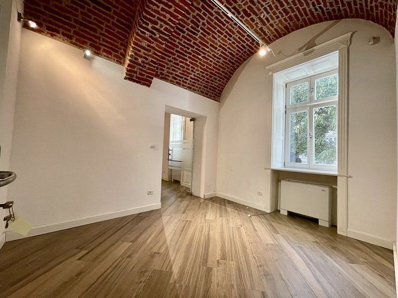 Spatiu birou in cladire istorica restaurata - Poză 9