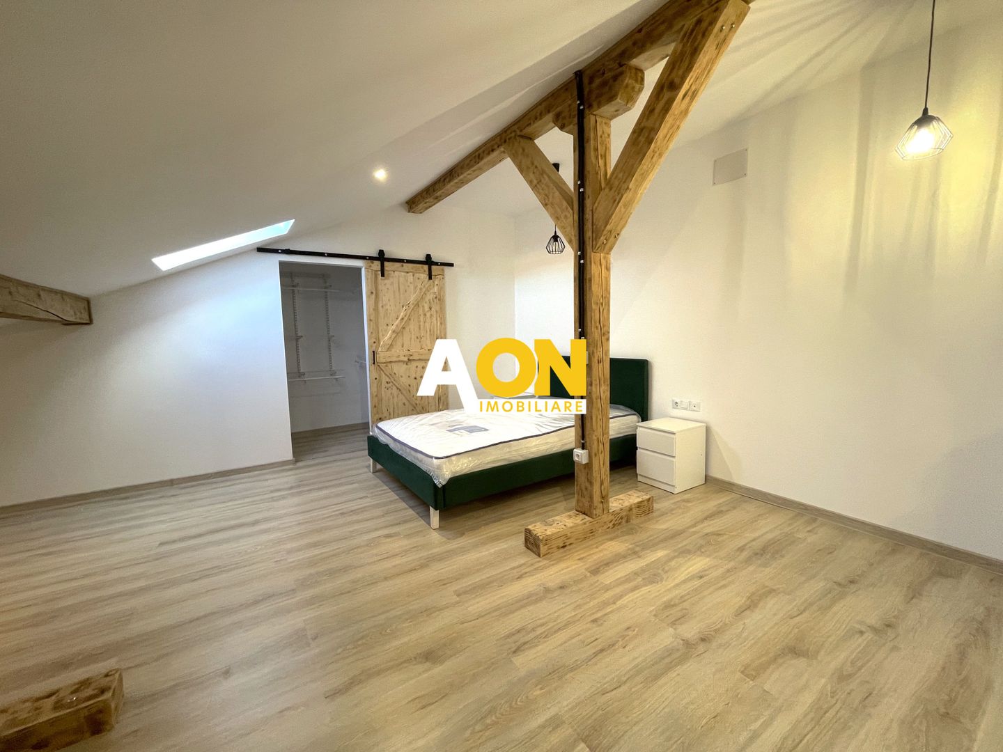 Apartament cu 3 camere, balcon si scara interioara - Poză 10
