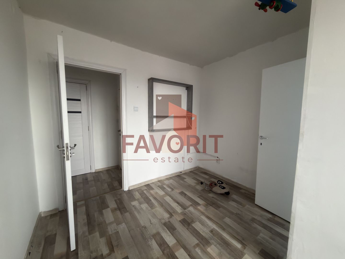 Etaj intermediar. Bloc izolat. Bucatarie inchisa - Poză 7