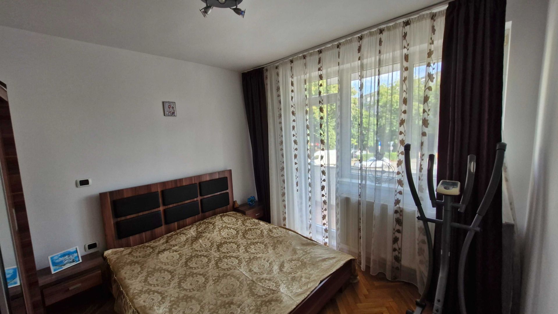 Apartament 4 camere  de vanzare - Poză 1