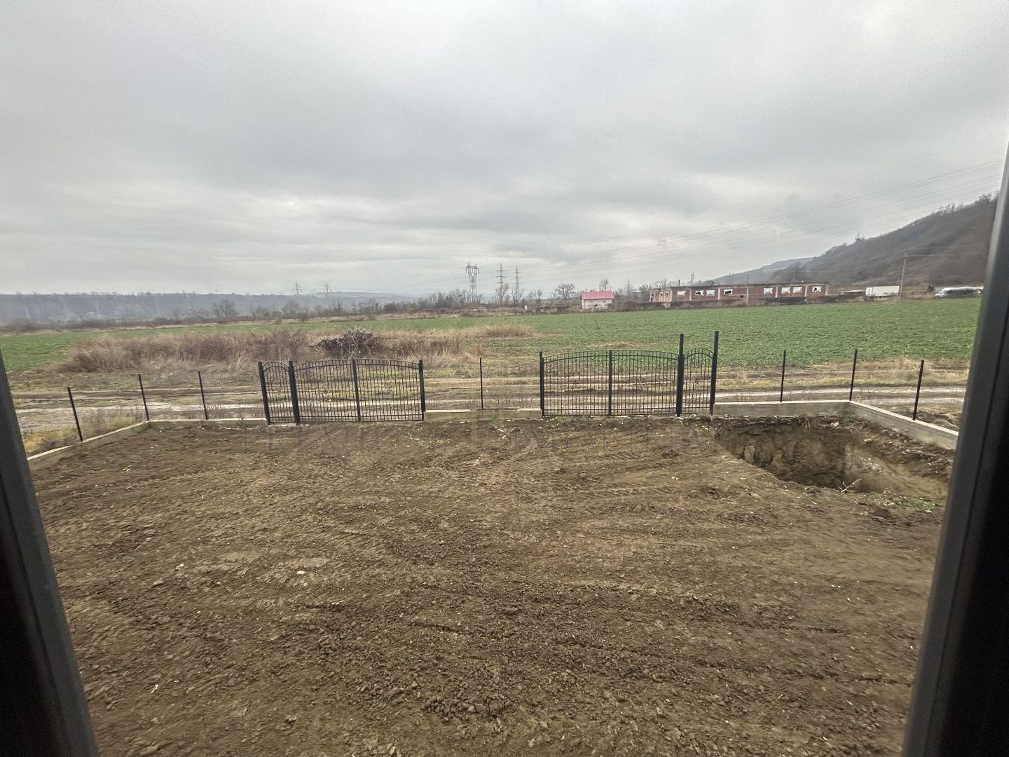 Casa la rosu de vanzare in Onesti - Poză 6