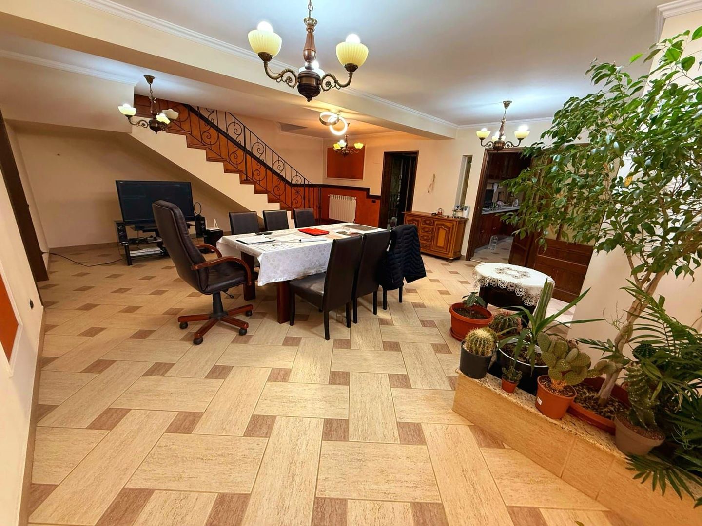 Cauți o casă mare sau spațiu pentru business? Aici le ai pe ambele! - Poză 28