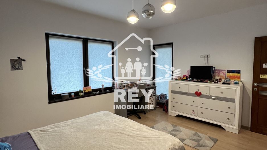 Casă de tip triplex la vânzare 6 camere /Șelimbăr /Secția 1 de Poliție - Poză 11