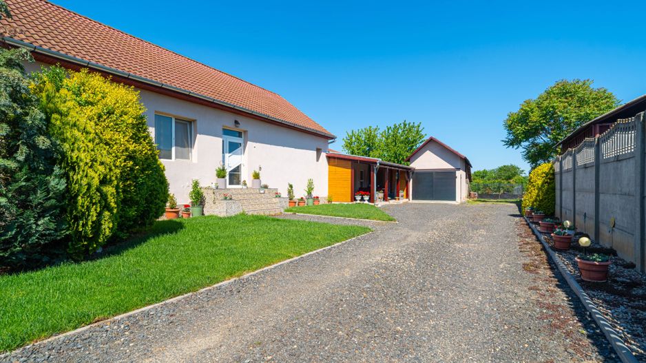 REZERVAT -Casă spațioasă cu teren generos în Felnac – la 18 km de Arad - Poză 10