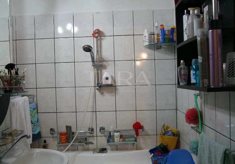 Apartament cu 4 camere, 82 mp, 2 băi și 2 balcoane, zona Câmpului. - Poză 13