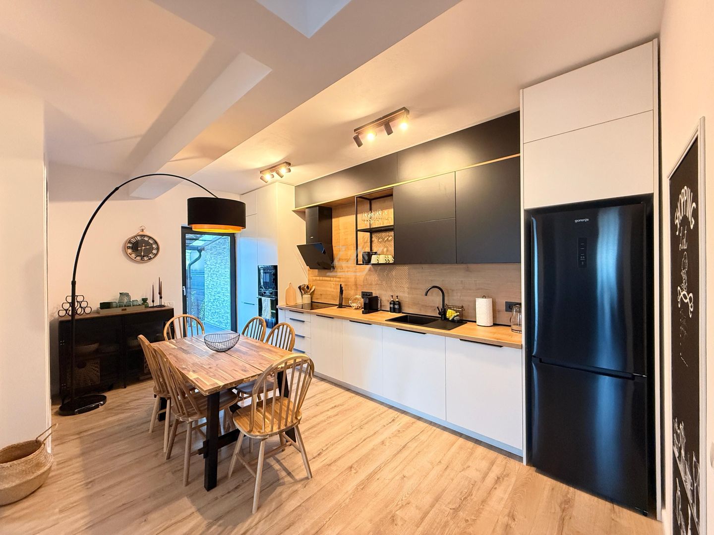 Casa moderna si cocheta. Locatie excelenta. Curte amenajata. Loc de parcare. - Poză 6