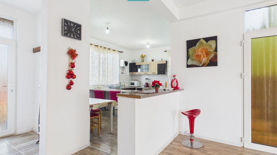 Casă cu 7 camere și teren generos în Șofronea - Poză 3