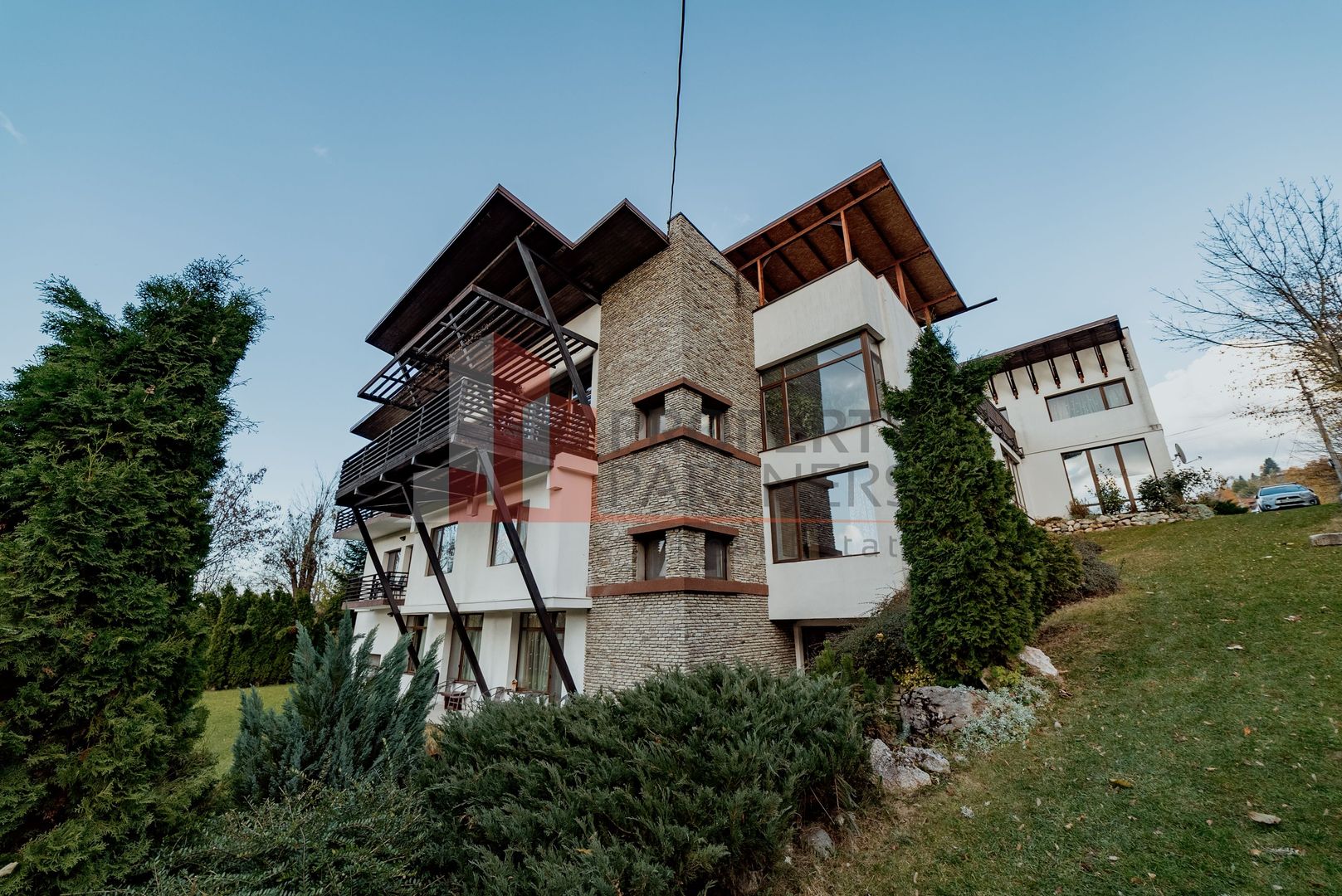 Pensiune  în Bran, sat Poarta – Afacere la cheie, locație premium - Poză 1