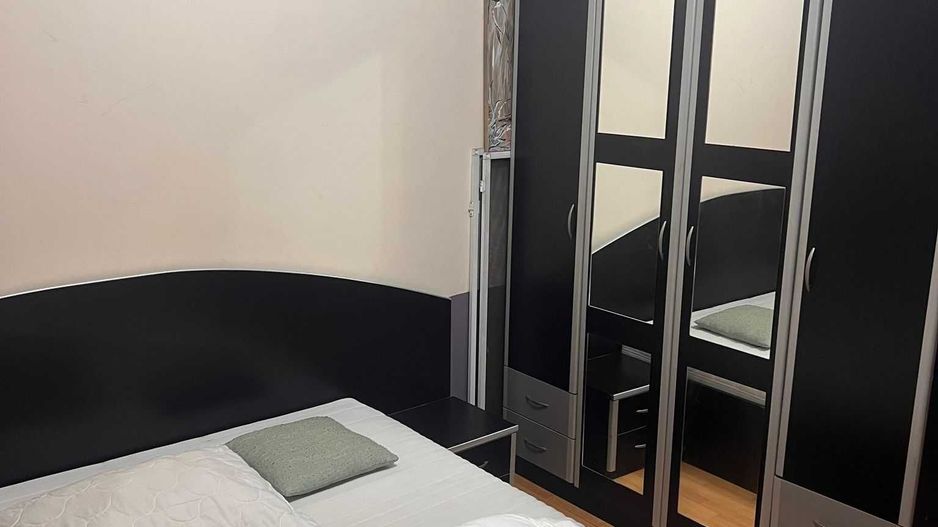 OFERTĂ! Apartament 2 camere mobilat, decomandat, balcon închis, lângă metrou - Poză 1