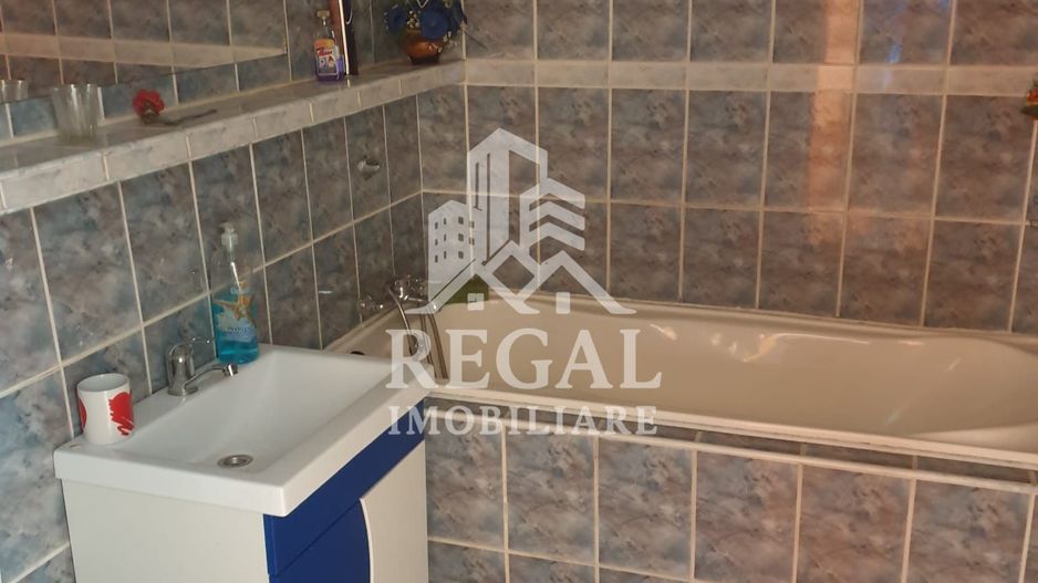 Apartament cu 3 camere de vânzare. Zona Micro 5 - Poză 3