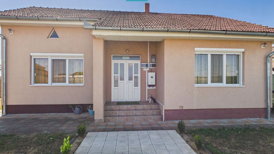 Casă renovată cu curte mare de închiriat în Rontău - Poză 1