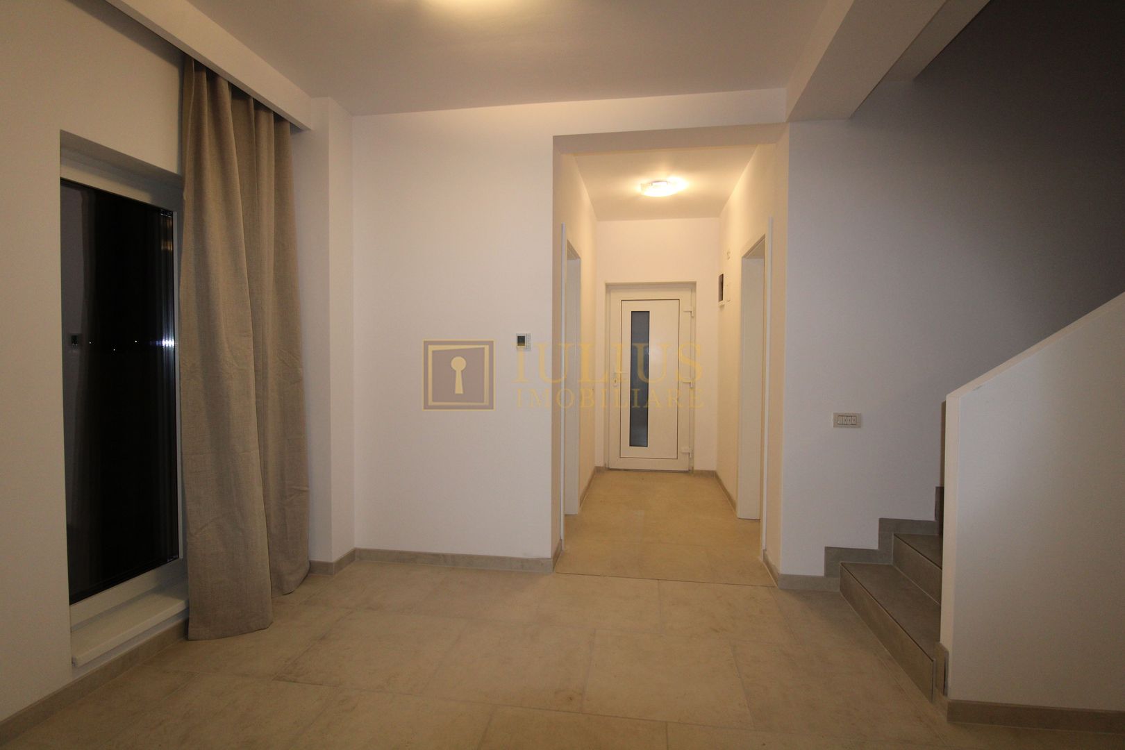 Casa parter + etaj, 3 camere 2 bai terasa gradina gazon prima inchiriere - Poză 3