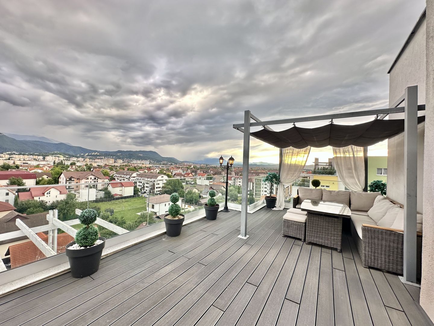 Penthouse modern de inchiririere cu 3 camere, terasă 80 mp zona Coresi - Poză 1