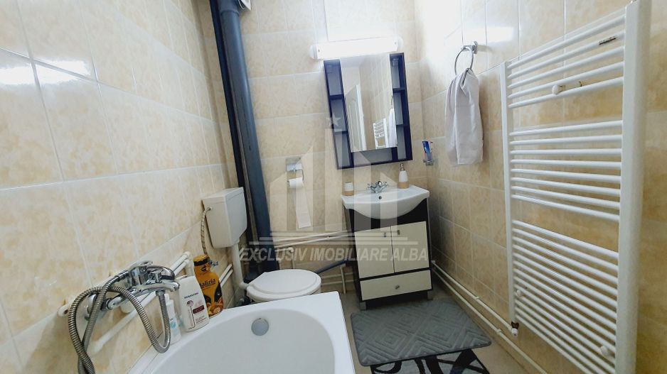 Apartament 3 camere in Cetate cu loc de parcare, curte si boxa - Poză 7