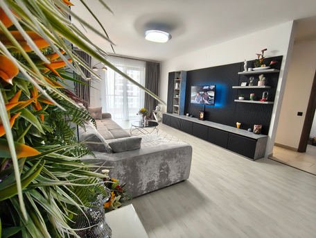 Avantaje Extra

0 comision după primul an pentru clienții loiali
Disponibilitate 7/7 pentru urgențe și suport clienți
Reprezentare completă la vizionări – proprietarul nu trebuie să se deplaseze
Consultanță pentru renovare și amenajare (pentru a crește valoarea proprietății)
Acces la rețeaua noastră de investitori și cumpărători calificați