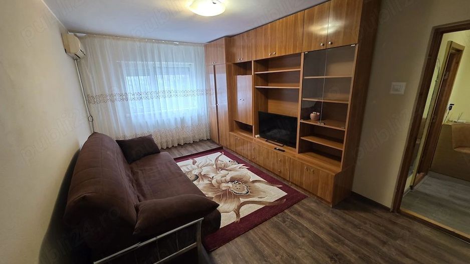 De inchiriat apartament cu 3 camere Micro 17, 343 euro - Poză 1
