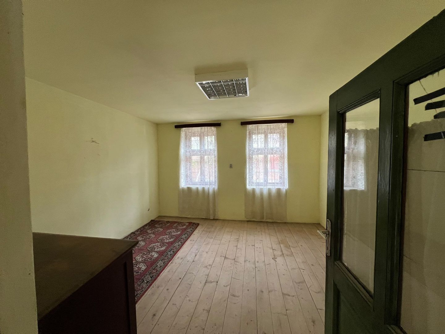 Casă de vânzare în Slatina-Nera. Un refugiu aproape de natură. - Poză 2