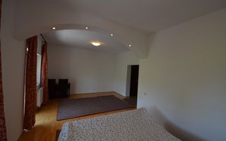 Vilă splendidă cu grădină extinsă și facilități moderne - Poză 5