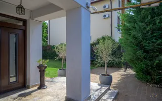 Vilă renovată P+1+M  | Foișor vitrat, grădină și jacuzzi - Poză 44