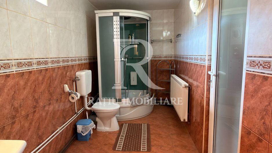 Casă cu spațiu comercial | Curte | Garaj | Parcare | Nojorid - Poză 18
