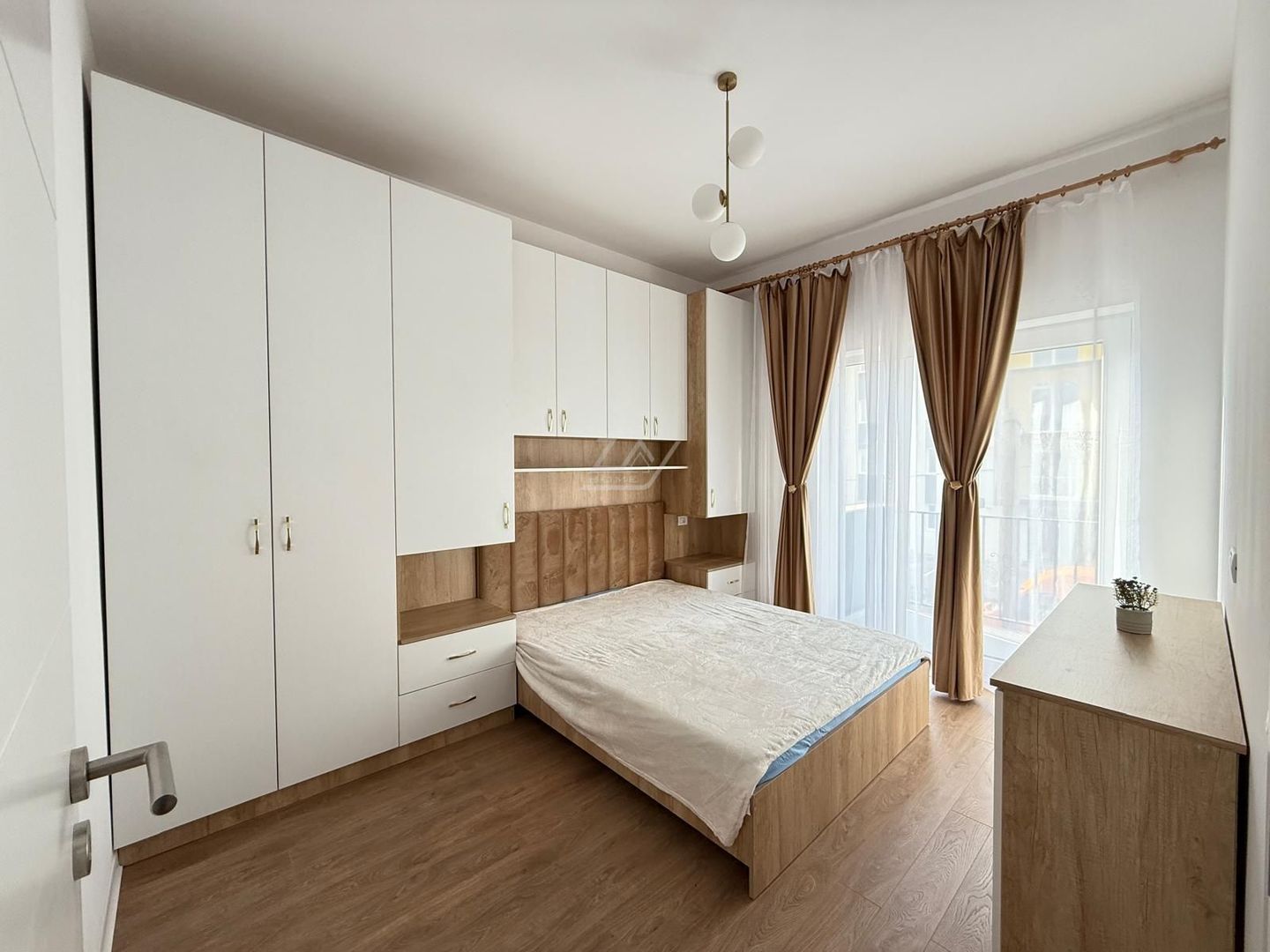 Disponibil imediat. Etaj 1. Bucatarie inchisa. Loc de parcare. - Poză 1