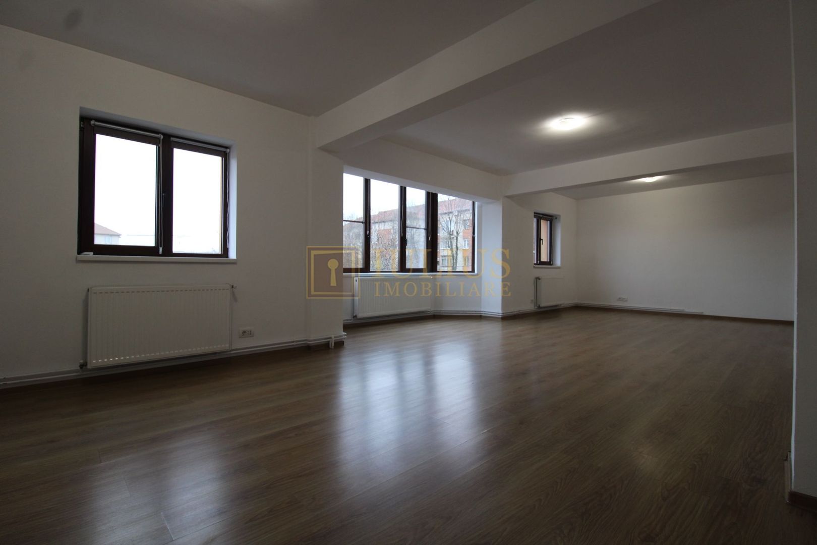 8 incaperi, 2 bai, centrala proprie, 3 locuri de parcare; Lipovei. - Poză 3