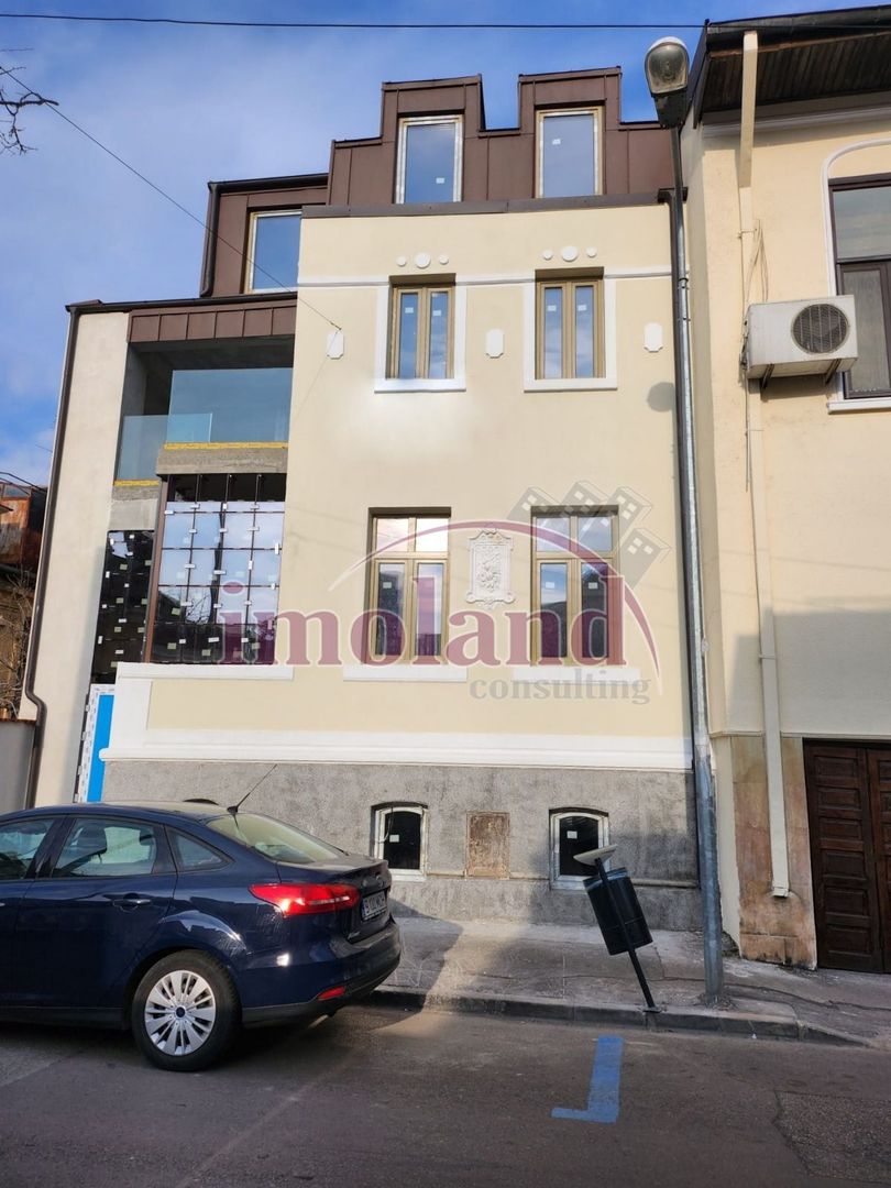 Vanzare vila Ultracentral, singur curte - Poză 1