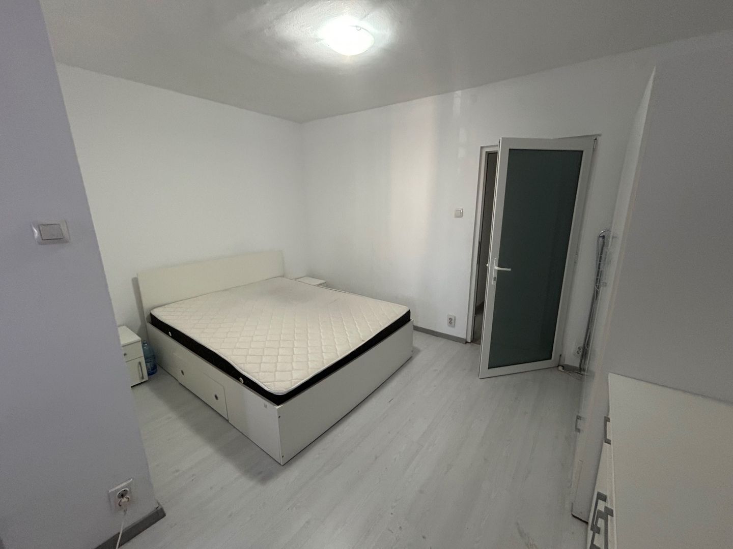 Garsonieră modernă, pat matrimonial, etaj intermediar, preț excelent - Poză 1