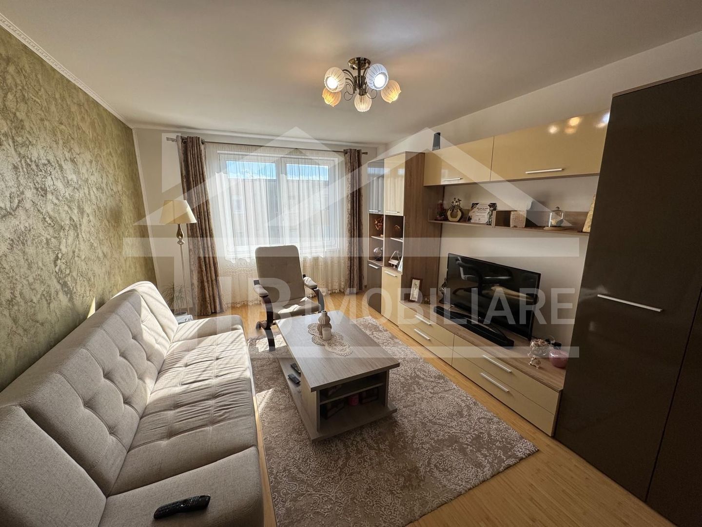 Apartament cu 3 camere, 70 mp, decomandat, Zona Diamant - Poză 2