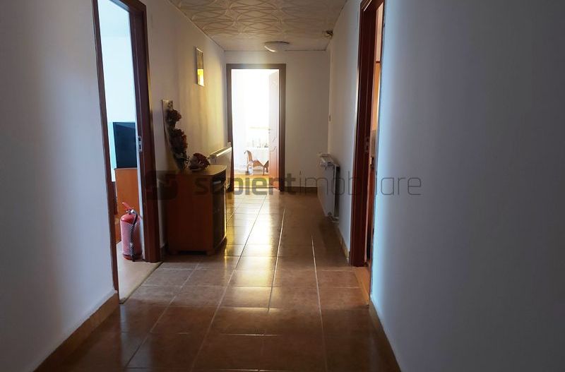 De vanzare casa si spatiu de restaurant in Tarian - Poză 11