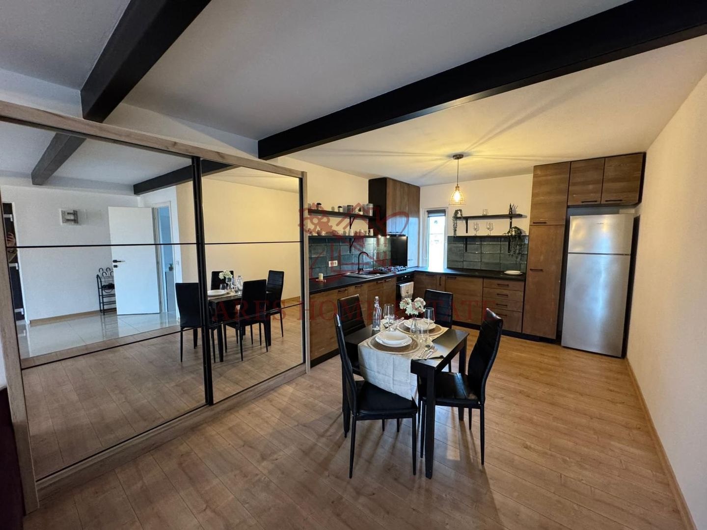 Apartament cu 2 camere, curte 120 mp, 2 locuri de parcare. - Poză 2