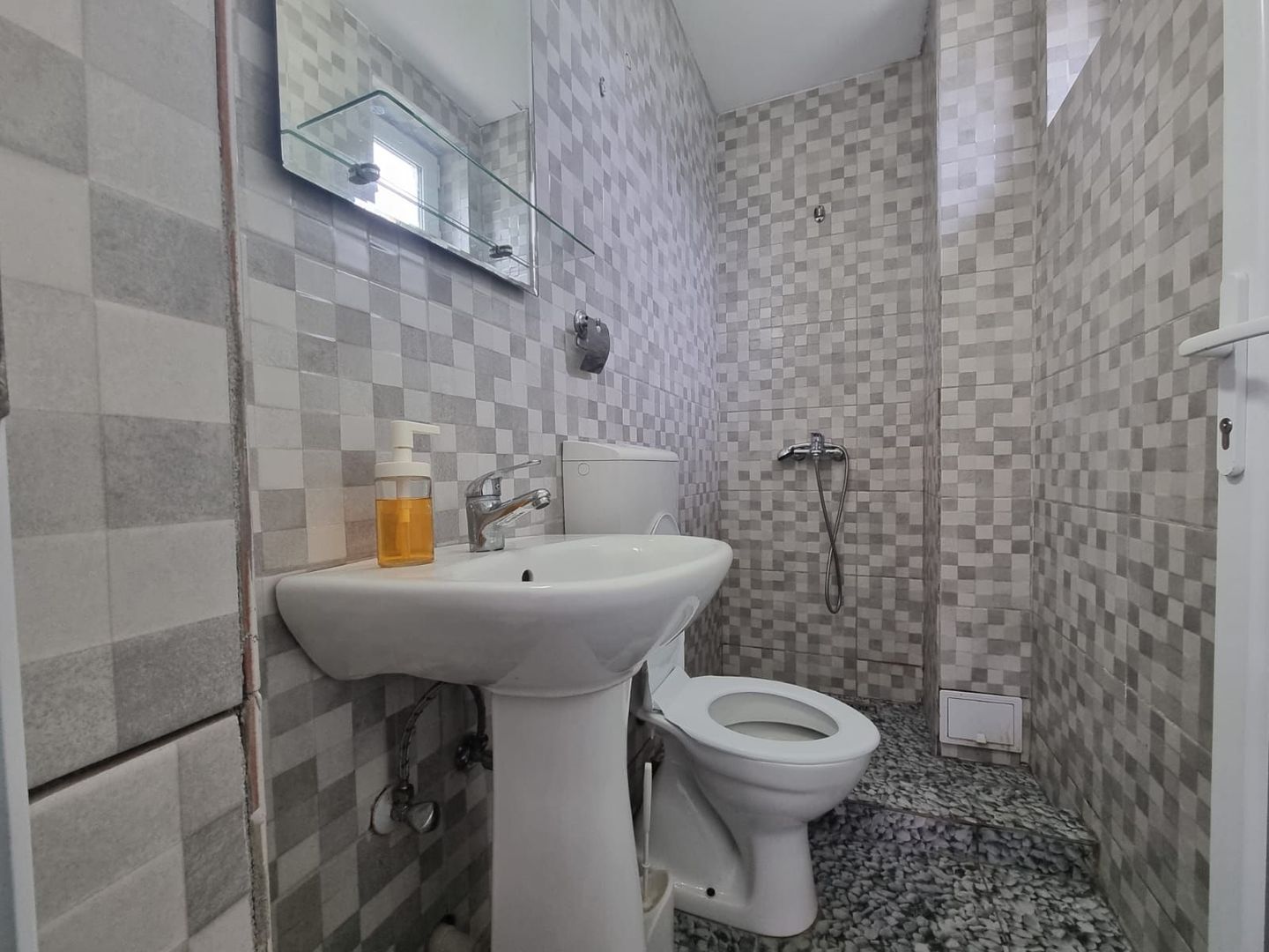 Pensiune de vânzare în Mamaia Sat, pe partea cu Hanul cu Pește - Poză 6