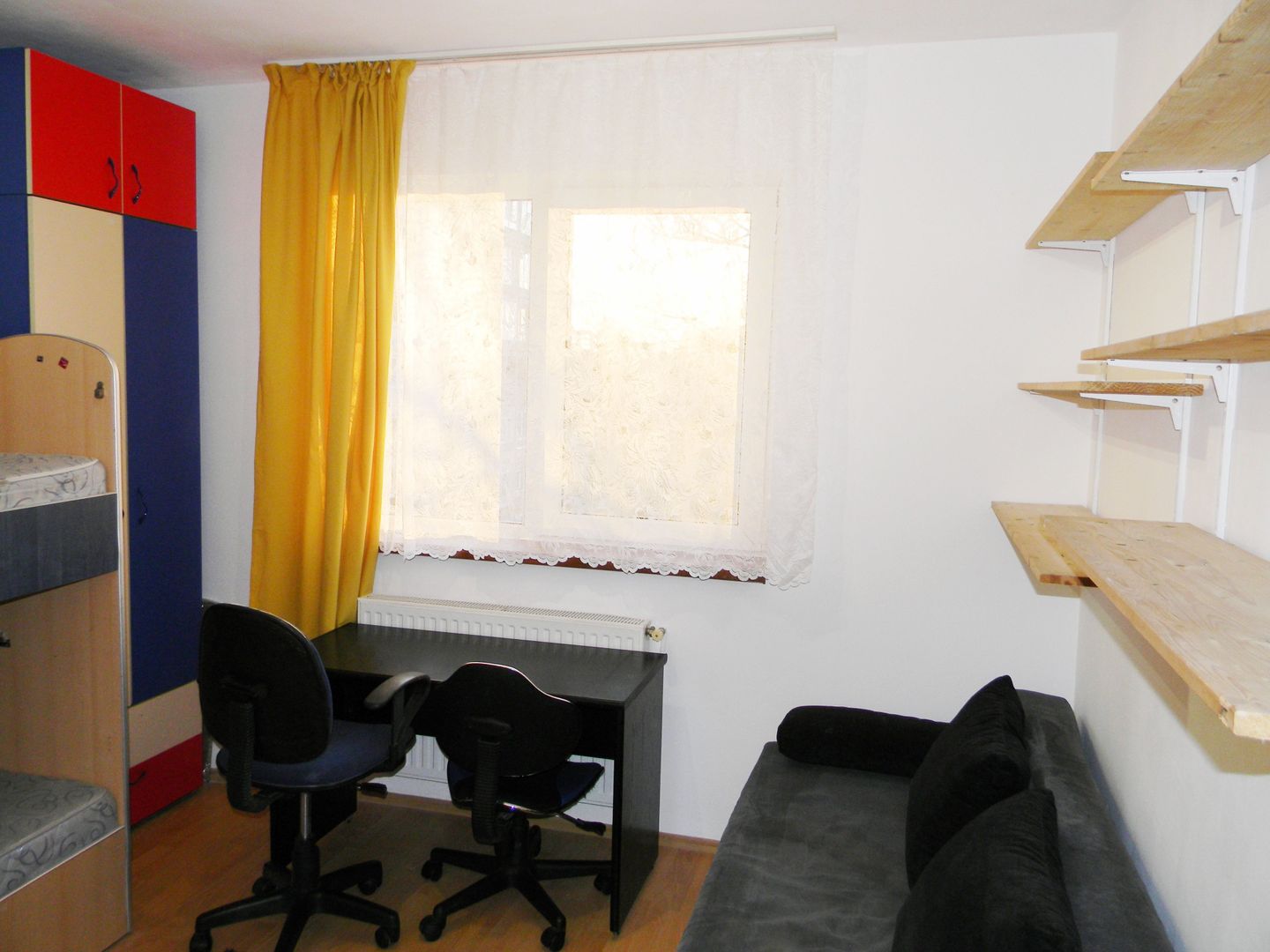 Apartament cu 3 camere mobilate,cartier Tractoru - Poză 3