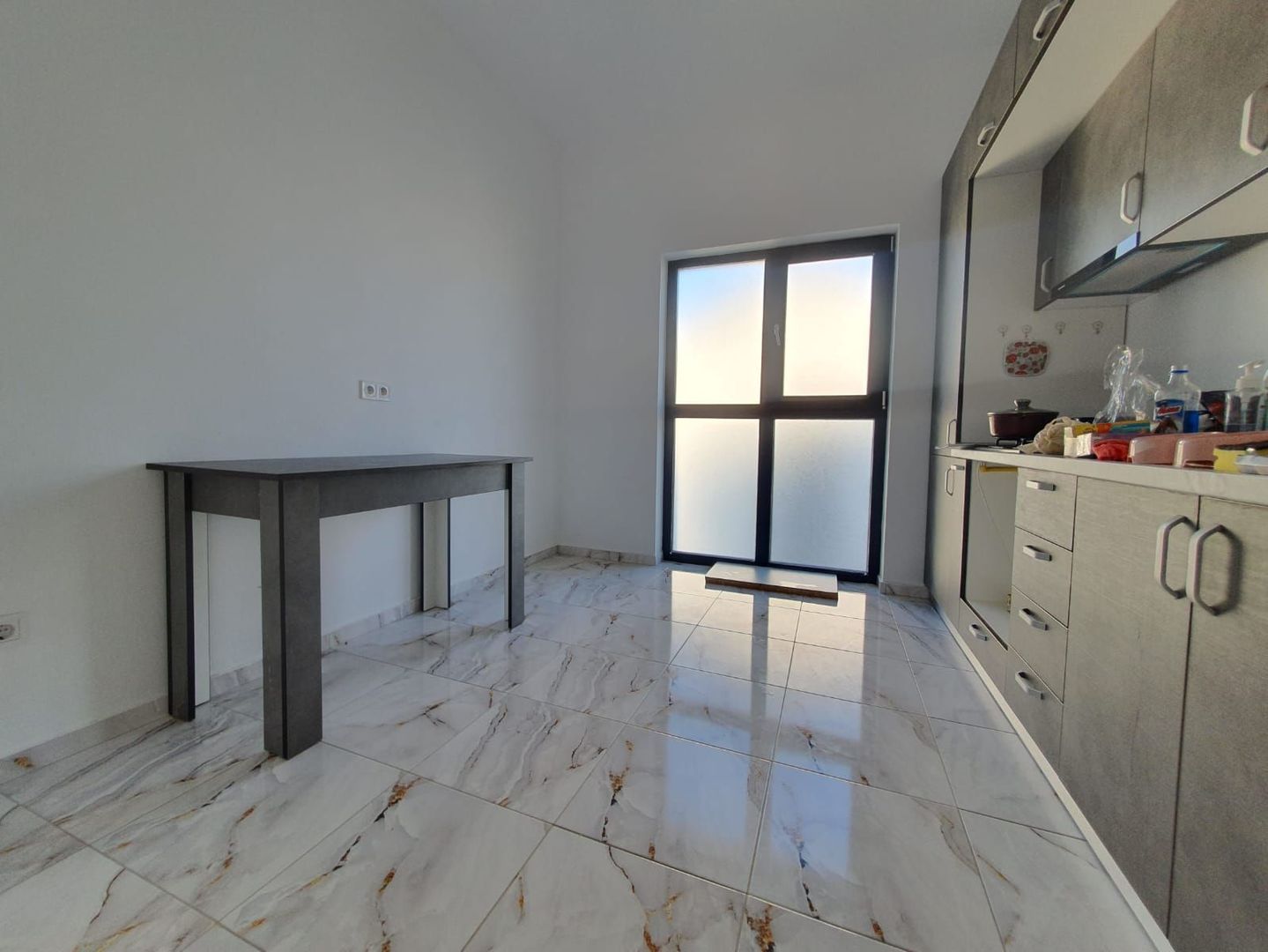 Locuință modernă, 2 camere decomandate, bloc tip vilă, Sânpetru - Poză 2