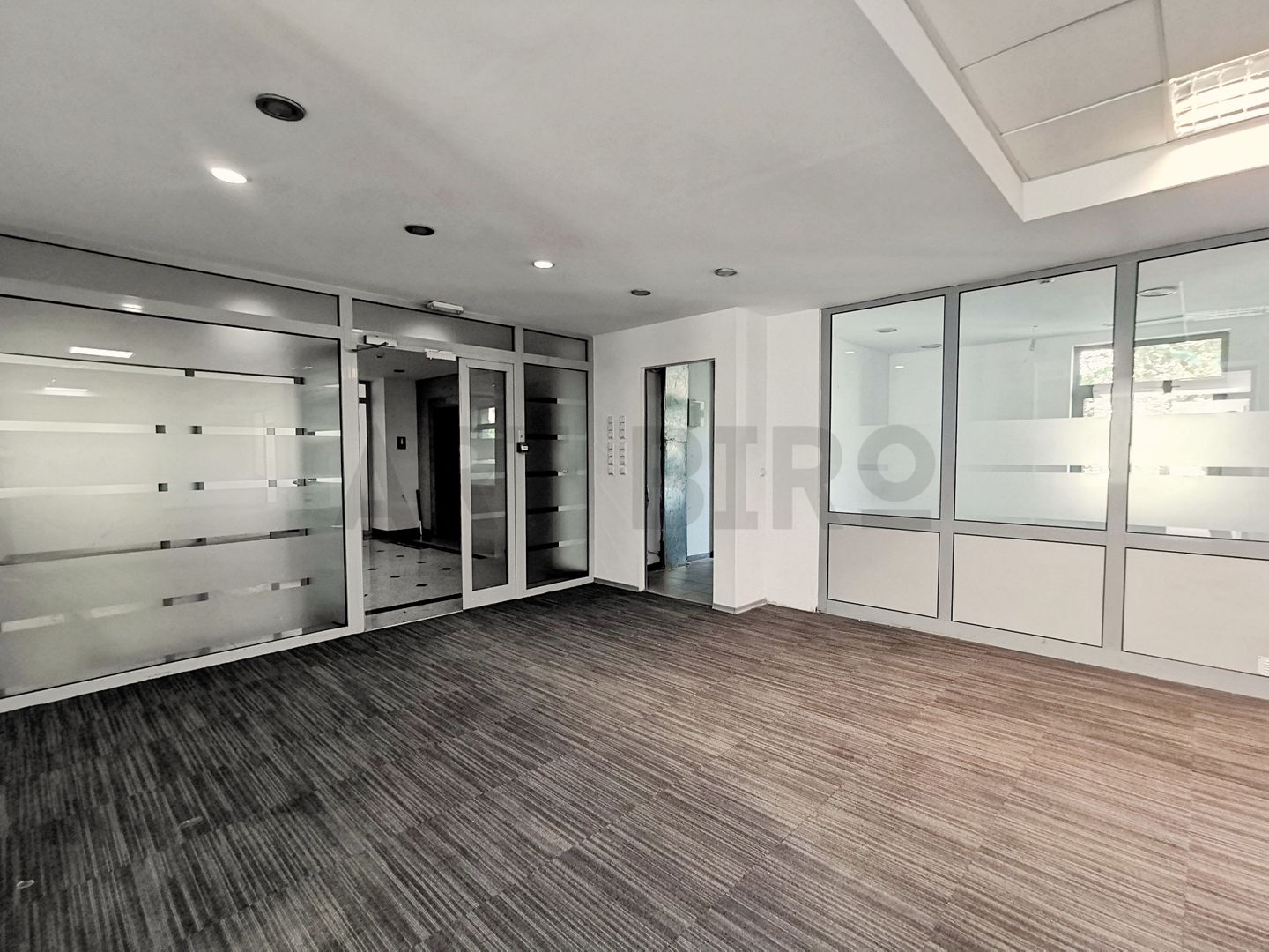 Zero comision, 260-682mp birou mobilat, move-in ready, Romana, 6' metrou - Poză 16