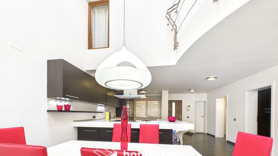 Descoperă eleganța unei case moderne– vizitează prin tur virtual - Poză 9