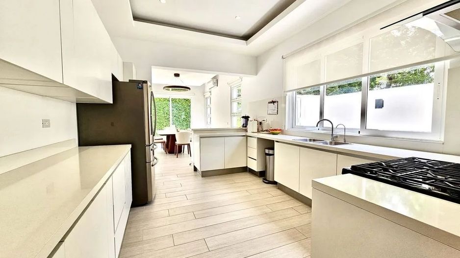 Vilă modernă de lux cu piscină privată - Poză 12