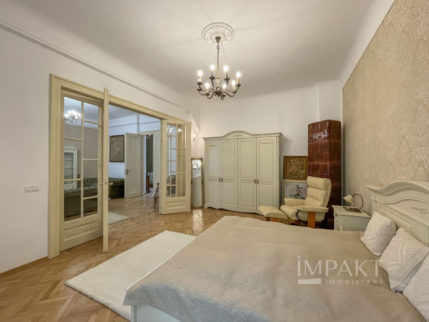Apartament deosebit cu 3 camere, curte si parcare, aproape de Centru - Poză 4